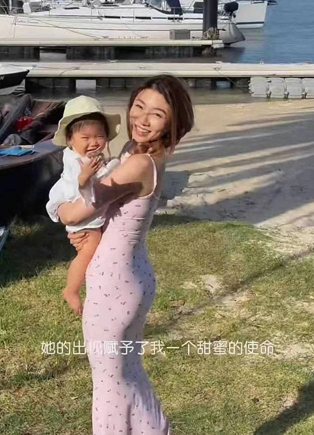 程晓玥用力拍打肚子否认怀二胎，澳洲自信晒“妈妈肚”称：完全不介意（组图） - 2