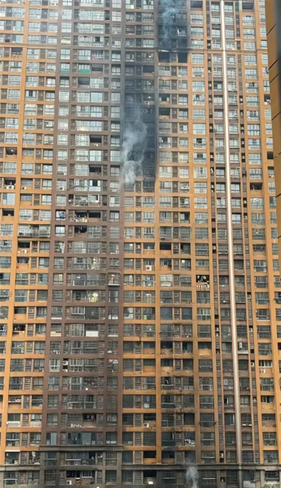 15死44伤！南京居民楼凌晨突发大火，现场浓烟滚滚，系电动车起火（视频/组图） - 3