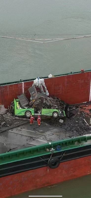 广州沥心沙大桥被撞完整影片曝光！5车10分钟内从断裂处直冲而下（视频/组图） - 8