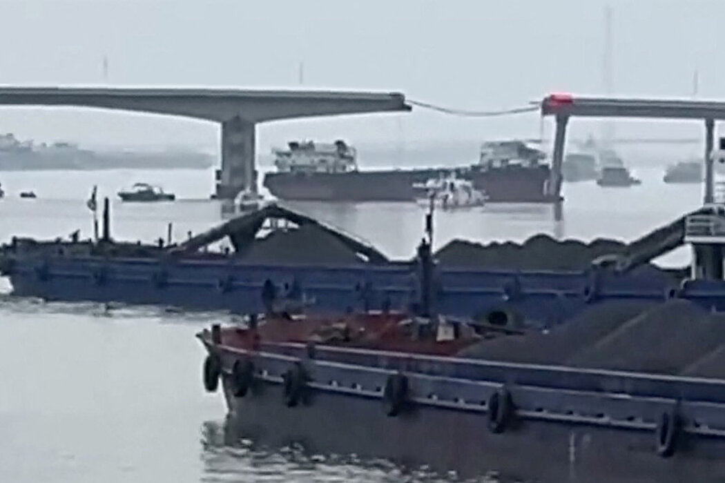 纽时：广州集装箱船撞桥致车辆坠河，五人死亡（图） - 1
