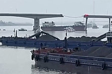 纽时：广州集装箱船撞桥致车辆坠河，五人死亡（图）