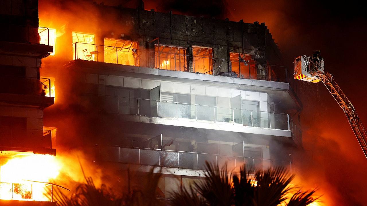 视频曝光！14层公寓大楼烧成火海，住户困阳台求救，4死19失踪（视频/组图） - 1