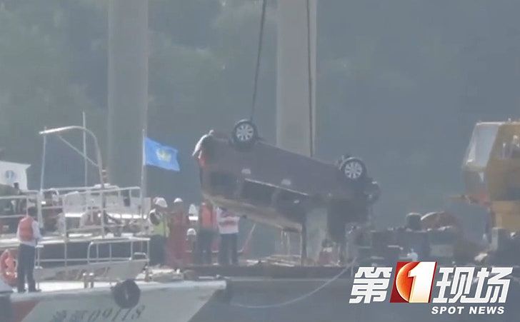 广州沥心沙大桥被撞完整影片曝光！5车10分钟内从断裂处直冲而下（视频/组图） - 11