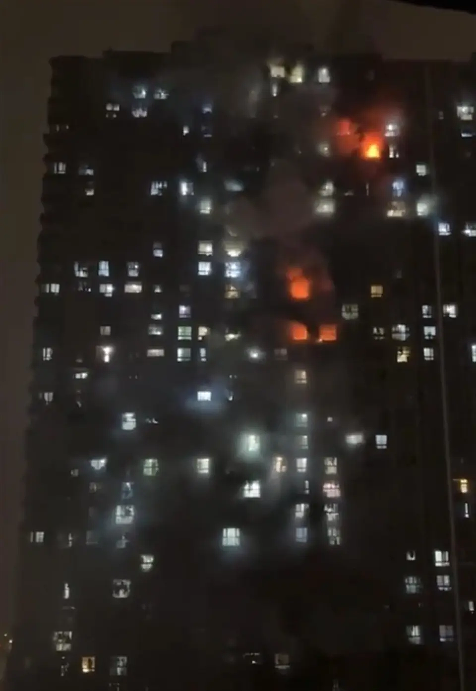 15死44伤！南京居民楼凌晨突发大火，现场浓烟滚滚，系电动车起火（视频/组图） - 2