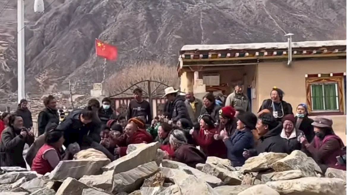 四川水坝工程影响古寺庙2000人家园，外媒：近百名藏民抗议后被捕（组图） - 1