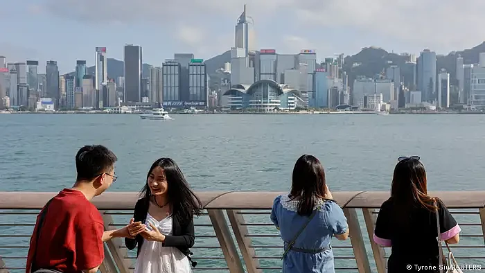 救香港！中国移民局官宣新政：西安和青岛被列入港澳“个人游”签发城市（图） - 1