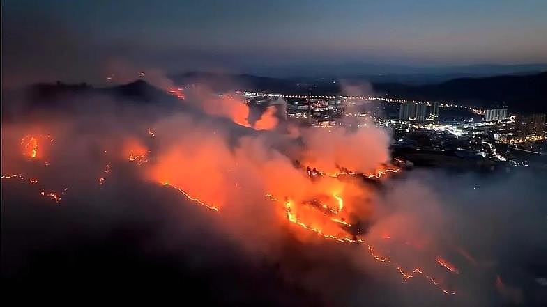 贵州山火延烧半个省，有救援人员牺牲！官方：气候和人为是主因（图） - 1