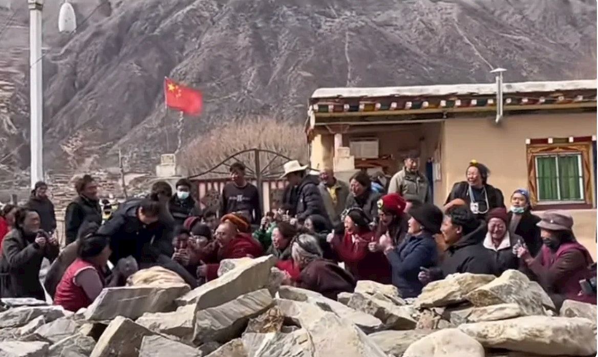 四川水坝工程影响古寺庙2000人家园，外媒：近百名藏民抗议后被捕（组图） - 3