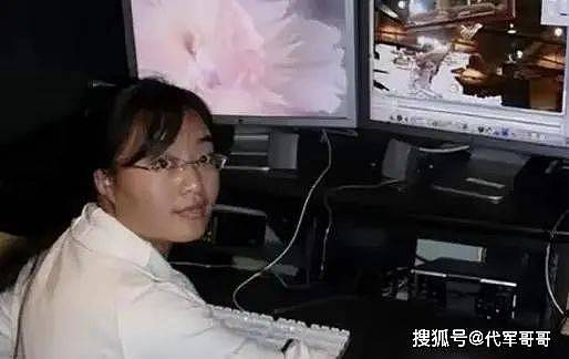 13岁喂猪，一夜爆红后被张艺谋劝退的“谋女郎”，如今变成了这样（组图） - 22