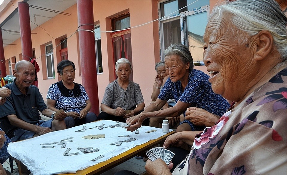 断崖式下降！8年出生人口减少一半，专家称应惩罚不生孩子的人（组图） - 3