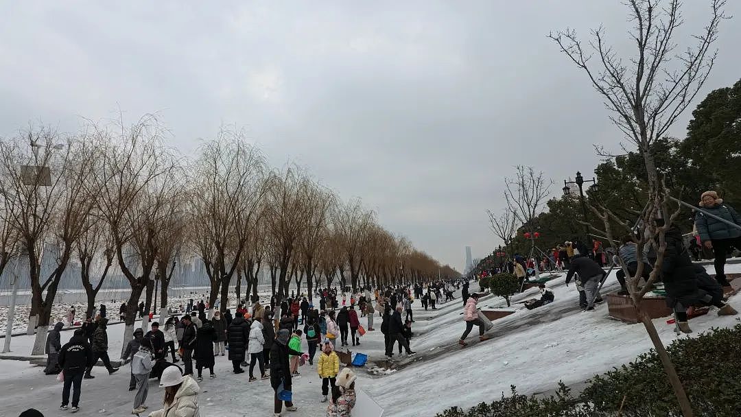 武汉江滩被称“史诗级景区”：滑雪用上锅碗瓢盆，感觉和哈尔滨没区别（组图） - 2