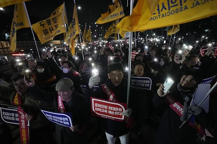 韩国医疗大瘫痪升级！数万医生医学生撂挑子走人：孕妇生不了、癌患活活痛死？（组图） - 19