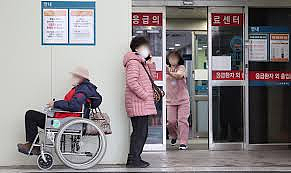 韩国医疗大瘫痪升级！数万医生医学生撂挑子走人：孕妇生不了、癌患活活痛死？（组图） - 7