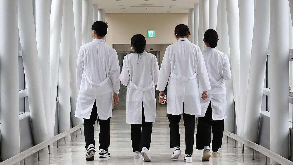 韩国医疗大瘫痪升级！数万医生医学生撂挑子走人：孕妇生不了、癌患活活痛死？（组图） - 5