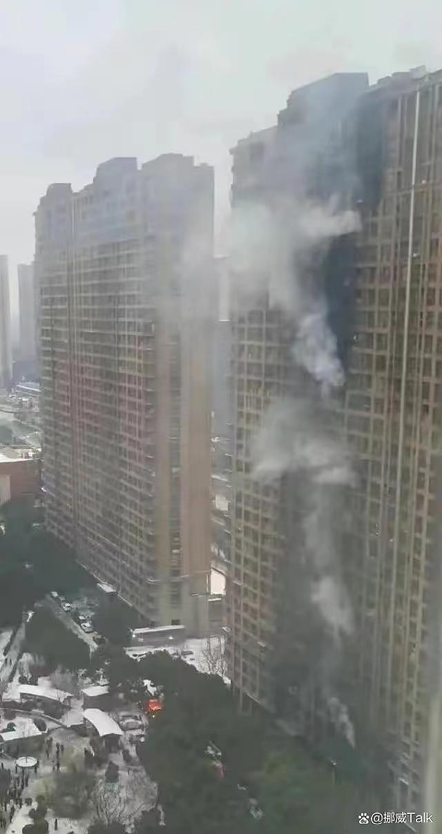 南京火灾15条人命，高层住户被架着烤（组图） - 1