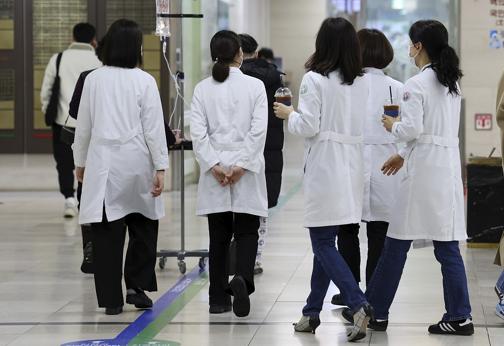 韩国医疗大瘫痪升级！数万医生医学生撂挑子走人：孕妇生不了、癌患活活痛死？（组图） - 11