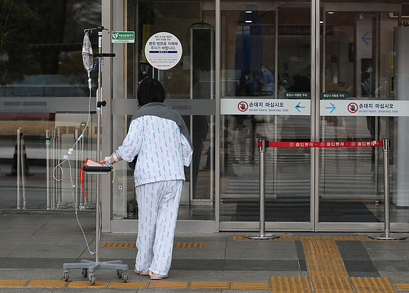 韩国医疗大瘫痪升级！数万医生医学生撂挑子走人：孕妇生不了、癌患活活痛死？（组图） - 2