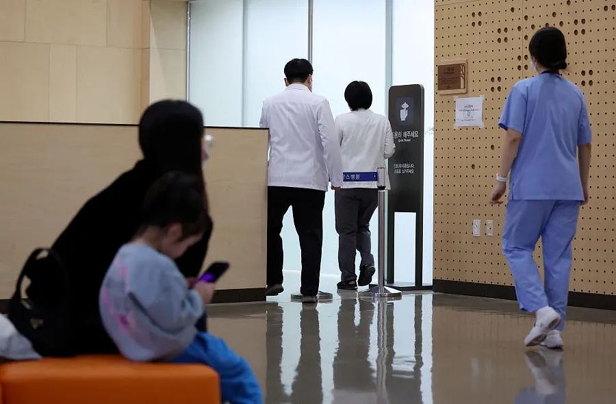 韩国医疗大瘫痪升级！数万医生医学生撂挑子走人：孕妇生不了、癌患活活痛死？（组图） - 20