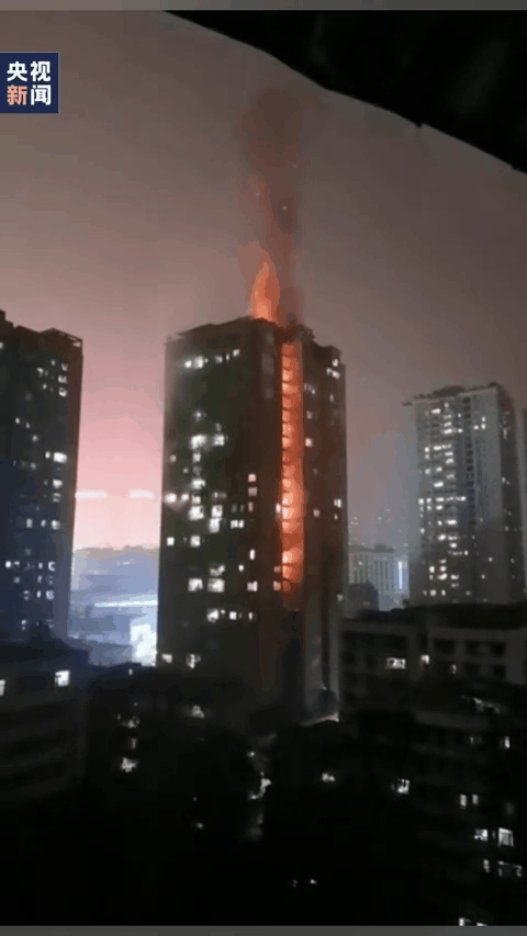 南京火灾15条人命，高层住户被架着烤（组图） - 4