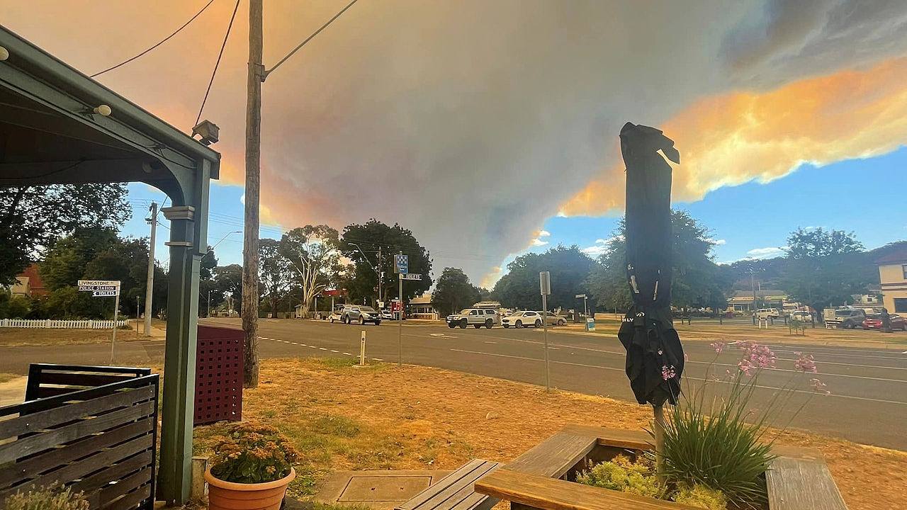 澳洲维多利亚州山火持续，当局警告酷热天气或加剧火势（组图） - 1