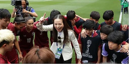 58岁华裔美女成“足球女王”！混顶级名媛圈的她，背后家族更厉害（组图） - 5