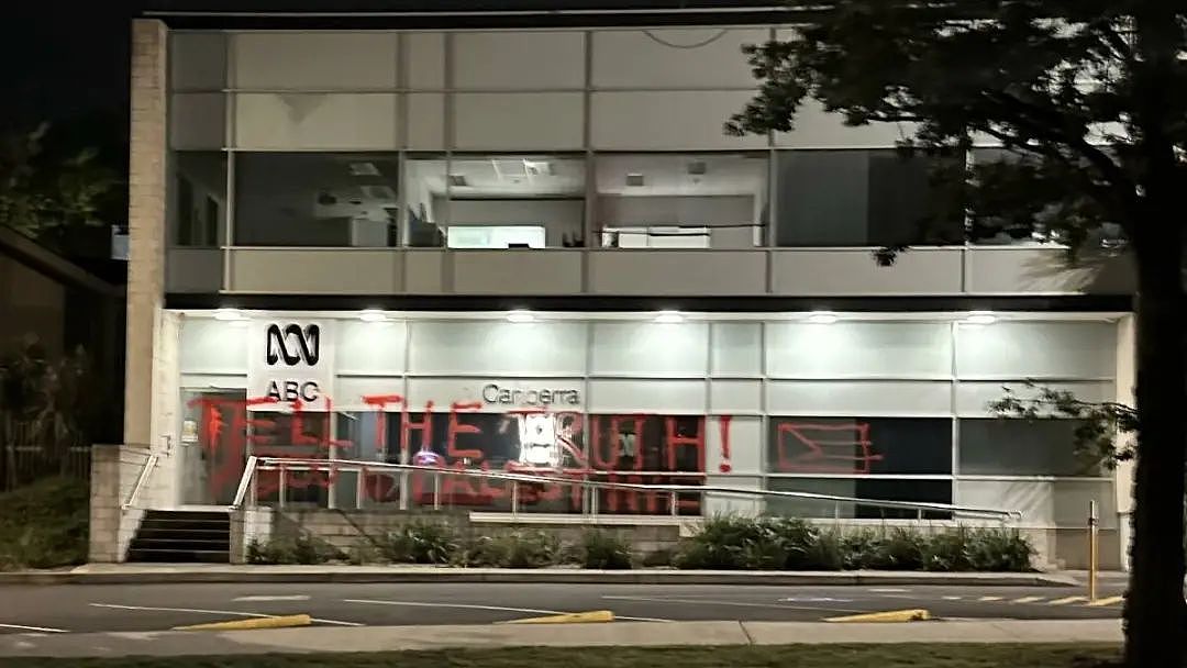 ACT高级警官残杀2人下落不明，ABC堪培拉办公室被泼红漆，却不予回应？多家媒体也遭殃（组图） - 5