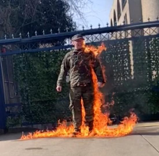 现役美军飞行员在以色列大使馆前自焚，什么情况？（组图） - 1