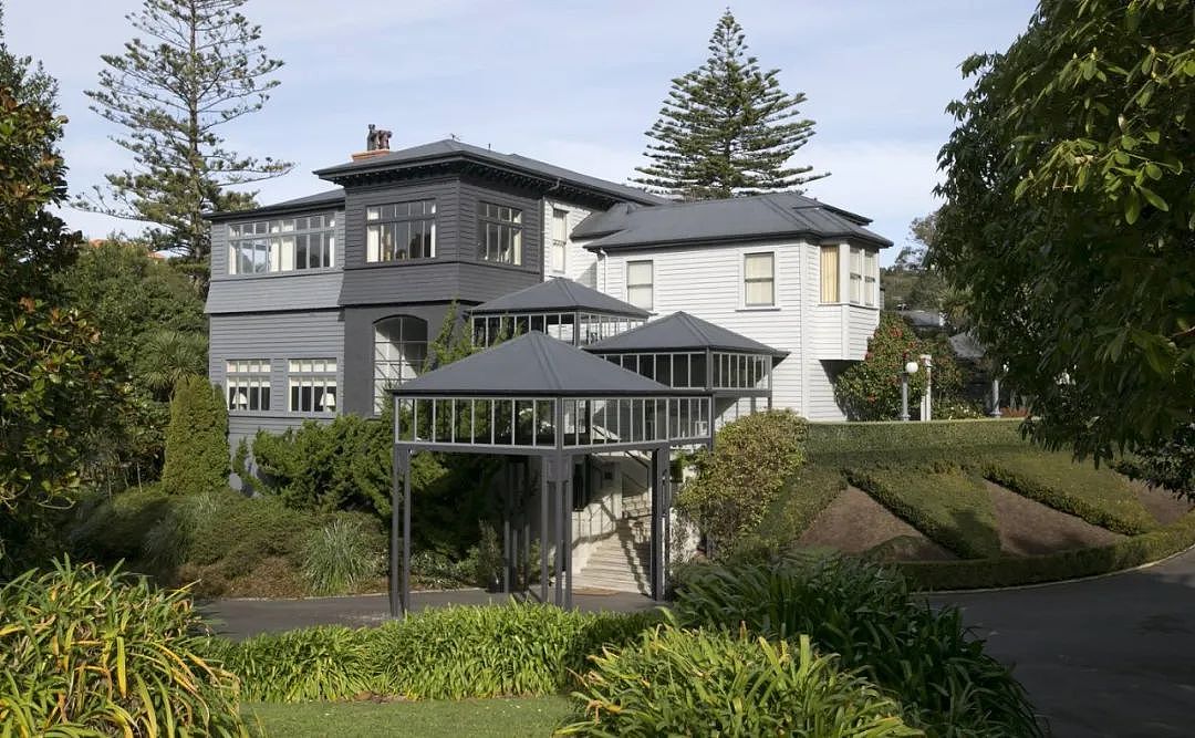澳媒曝：新西兰总理的豪宅竟“无法住人”，下雨天还漏雨，光鲜背后都是泪…（组图） - 2