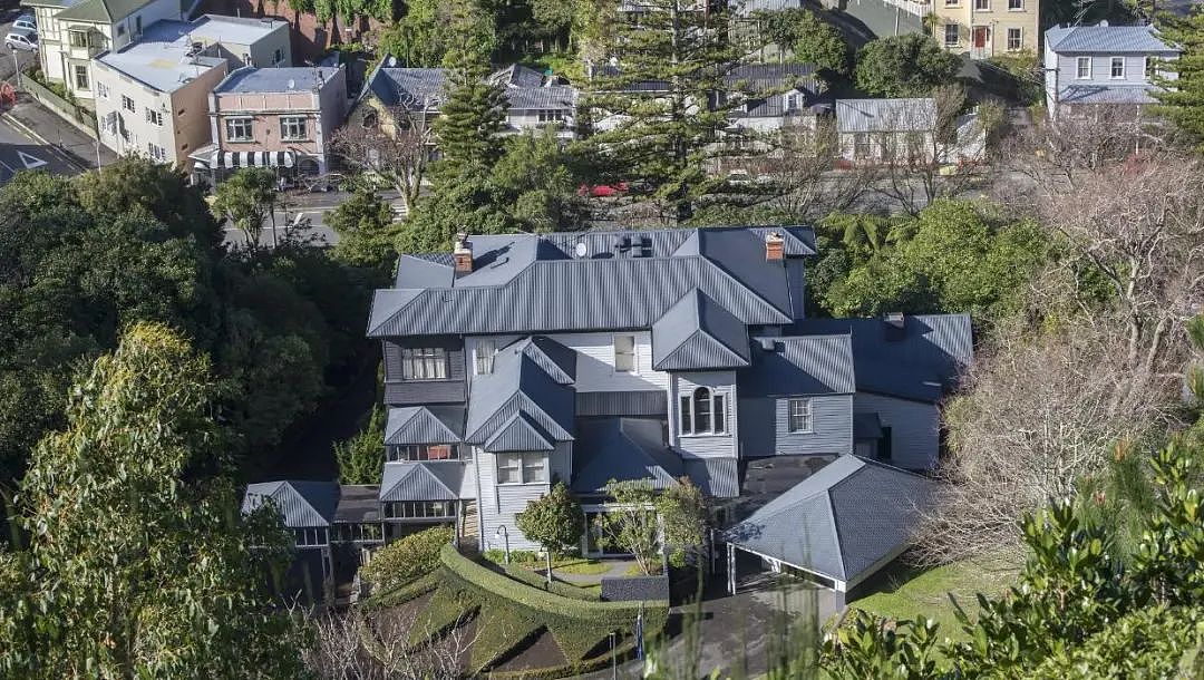 澳媒曝：新西兰总理的豪宅竟“无法住人”，下雨天还漏雨，光鲜背后都是泪…（组图） - 27