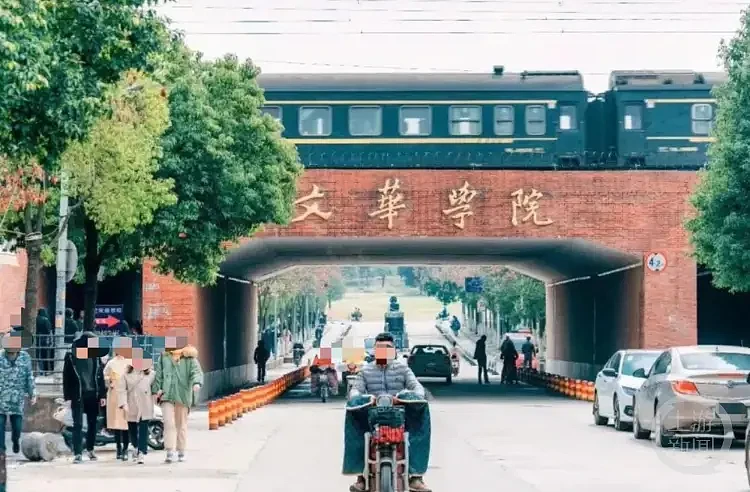 武汉一大学校门上跑火车，校方：特意设计成这样子（组图） - 1