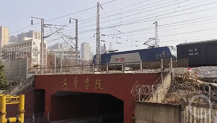 武汉一大学校门上跑火车，校方：特意设计成这样子（组图） - 3