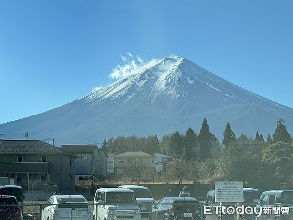 中资饭店嫌看不到富士山！老板率员工砍邻居树木：警察抓不到（组图） - 1