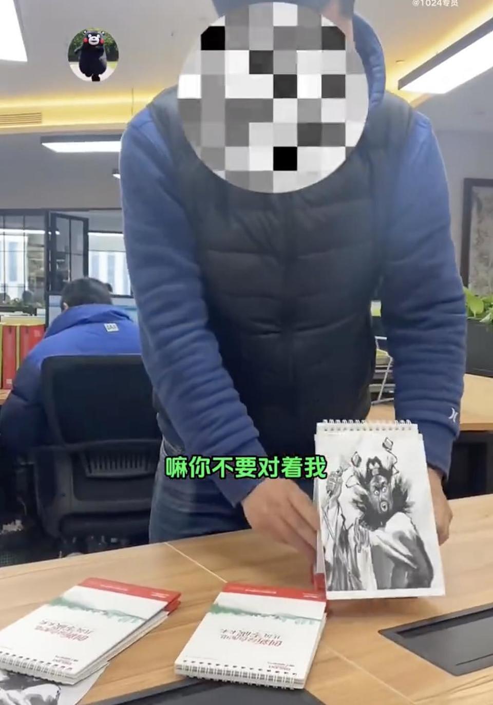 上海女子自述遭职场霸凌：办公桌被贴满钟馗像逼迫离职，网友看法不一（组图） - 3