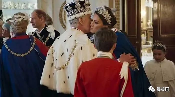 揭秘王室鲜为人知的幕后：查尔斯偷送员工惊喜，凯特亲吻查尔斯面颊…（组图） - 10