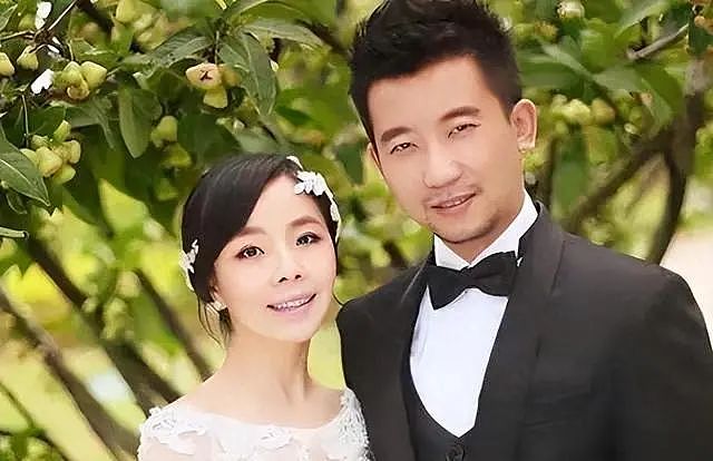 22岁凭《星光大道》走红，9年前嫁给农村男友的王二妮，如今后悔了吗（组图） - 1