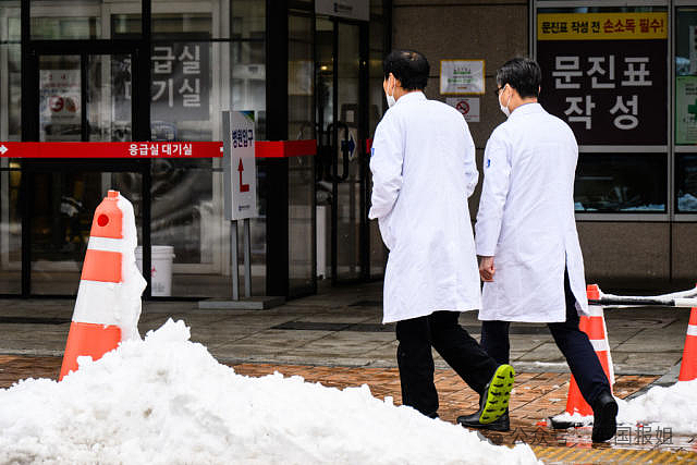 韩国政府与医生彻底决裂？或强迫罢工医生服兵役，2万医生将上街：破罐破摔病人死就死（组图） - 15