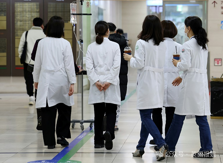 韩国政府与医生彻底决裂？或强迫罢工医生服兵役，2万医生将上街：破罐破摔病人死就死（组图） - 7