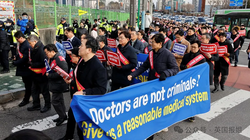 韩国政府与医生彻底决裂？或强迫罢工医生服兵役，2万医生将上街：破罐破摔病人死就死（组图） - 1