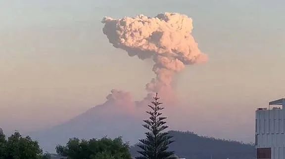 1天狂喷13次！度假天堂火山爆发，航班取消！官方急发旅游警报（组图） - 1