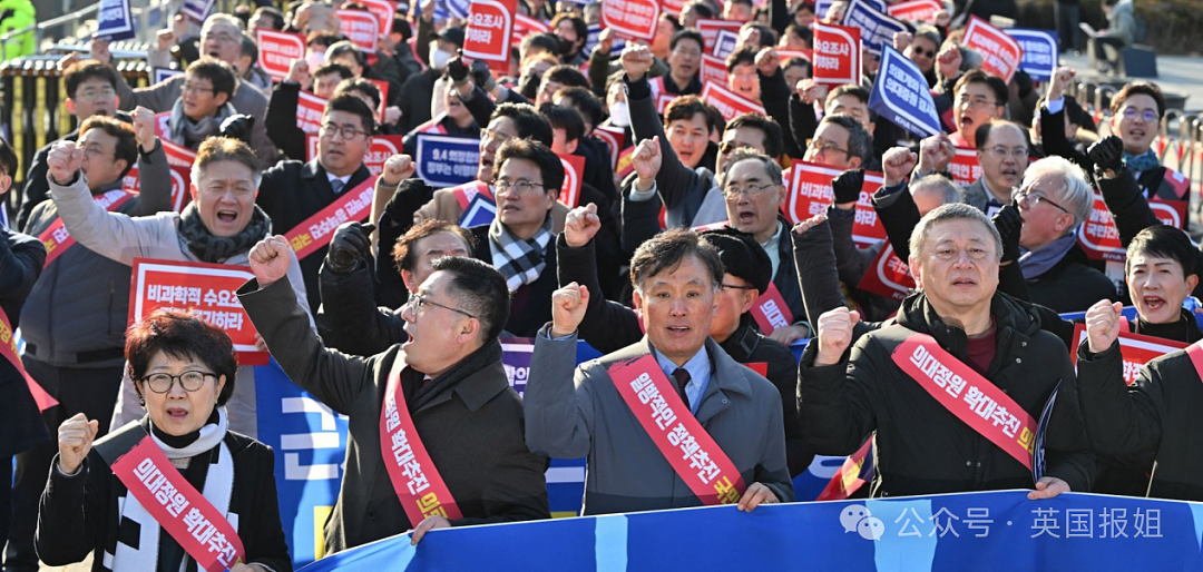 韩国政府与医生彻底决裂？或强迫罢工医生服兵役，2万医生将上街：破罐破摔病人死就死（组图） - 23