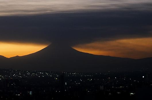 1天狂喷13次！度假天堂火山爆发，航班取消！官方急发旅游警报（组图） - 2