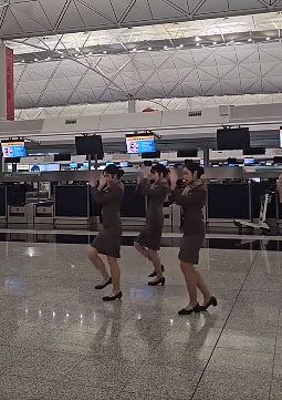 3空姐机场大堂热舞影片疯传！网民激赞跳得好：可做韩国女团出道（组图） - 3