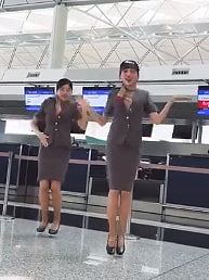 3空姐机场大堂热舞影片疯传！网民激赞跳得好：可做韩国女团出道（组图） - 6