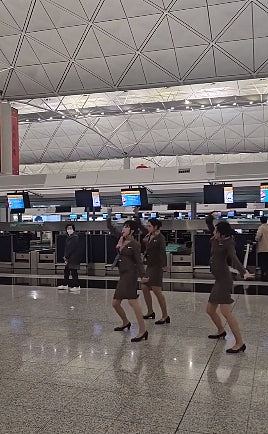 3空姐机场大堂热舞影片疯传！网民激赞跳得好：可做韩国女团出道（组图） - 2