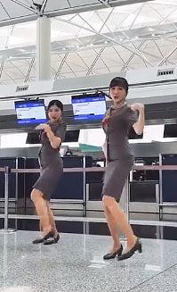 3空姐机场大堂热舞影片疯传！网民激赞跳得好：可做韩国女团出道（组图） - 7