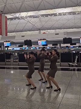 3空姐机场大堂热舞影片疯传！网民激赞跳得好：可做韩国女团出道（组图） - 5