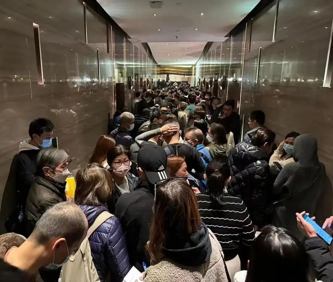 香港楼市全面“撤辣”，售楼处挤满人！有内地客一次买了10套，中介网页一度宕机……（组图） - 3