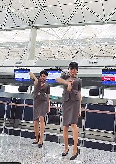3空姐机场大堂热舞影片疯传！网民激赞跳得好：可做韩国女团出道（组图） - 8