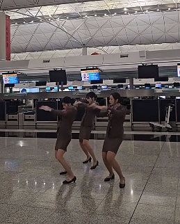 3空姐机场大堂热舞影片疯传！网民激赞跳得好：可做韩国女团出道（组图） - 4