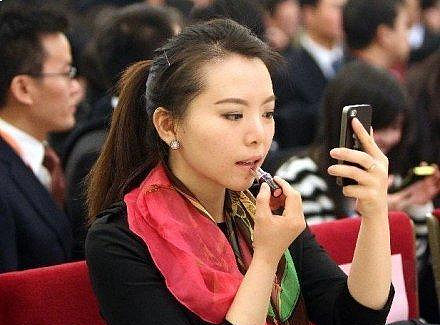 2024中国两会：总理记者会的前世今生，女记者为获提问机会扭尽六壬（组图） - 2